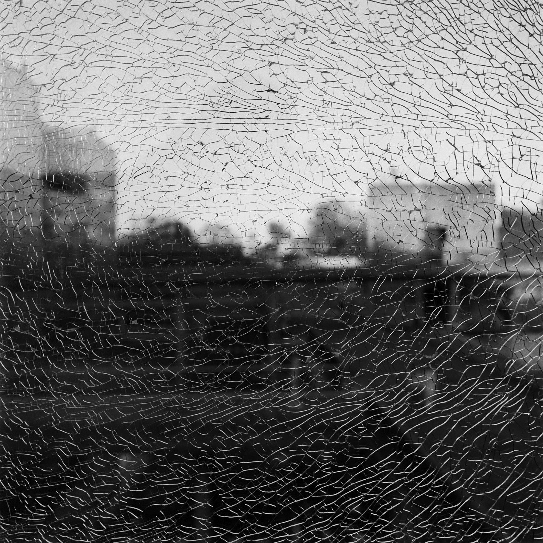 Une glace brisée in black and white